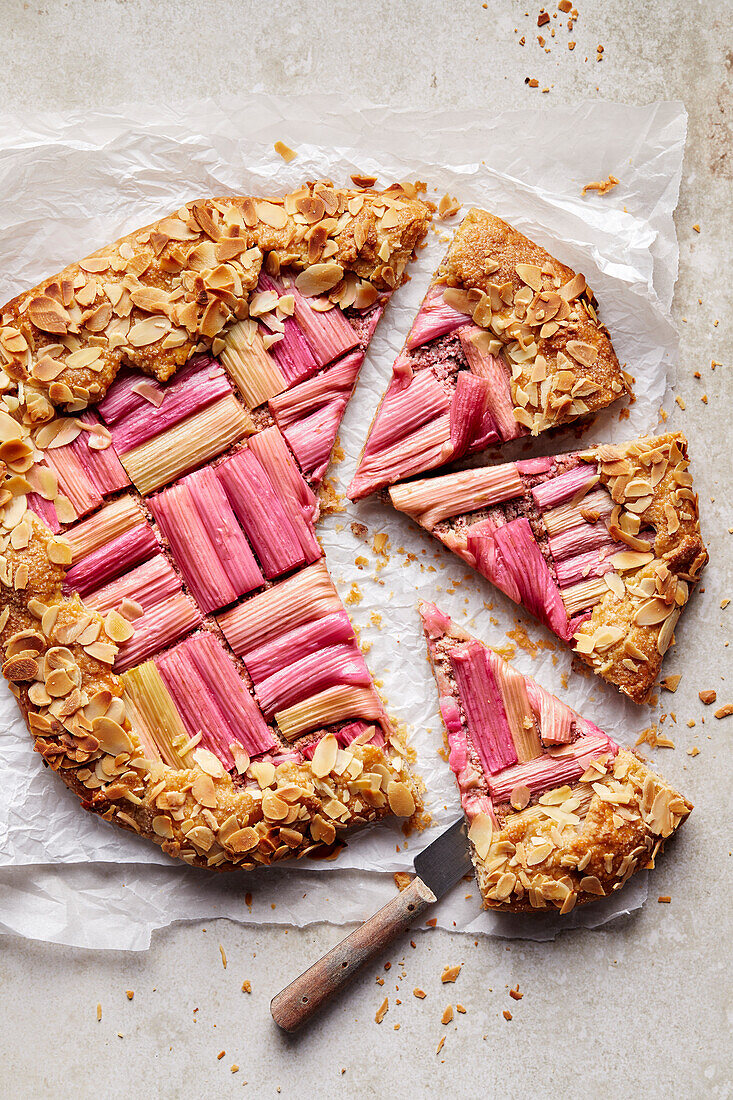 Rhabarber-Mandel-Galette als Dessert in Scheiben geschnitten