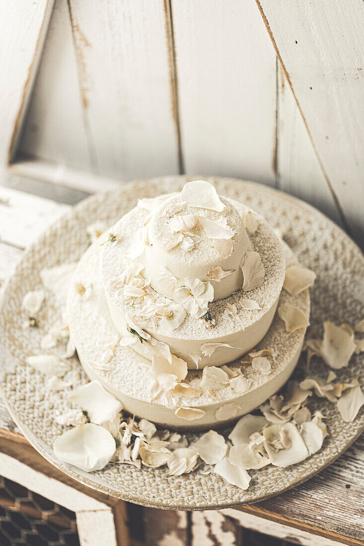 Vanillekuchen mit essbaren Blumen verziert