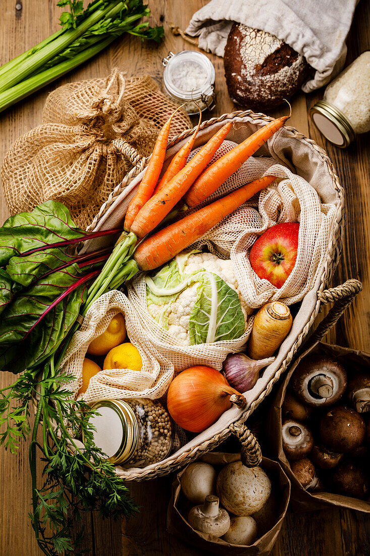 Gesundes Essen Clean Eating Auswahl an Obst und Gemüse Umweltfreundliche Verpackung Wiederverwendbare Tasche Plastikfrei Zero Waste Lifestyle