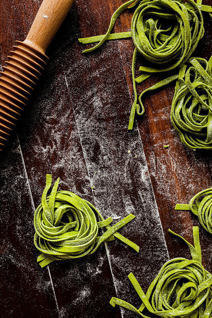 Frische hausgemachte grüne Spinat-Tagliatelle