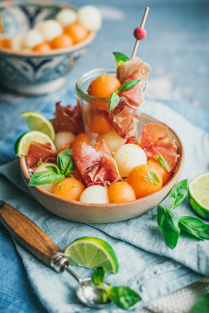 Prosciutto und Melonensalat mit Limetten-Basilikum-Vinagrette