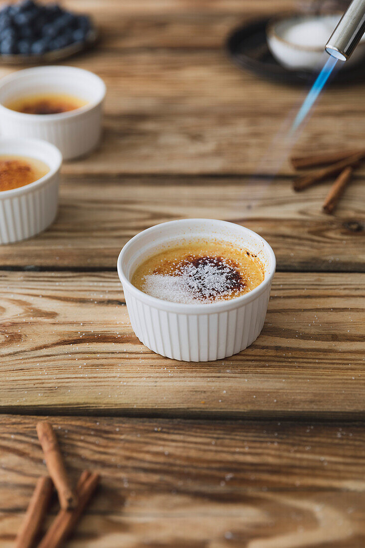 Crema Catalana Spanischer Custard auf einer hölzernen Küchenplatte