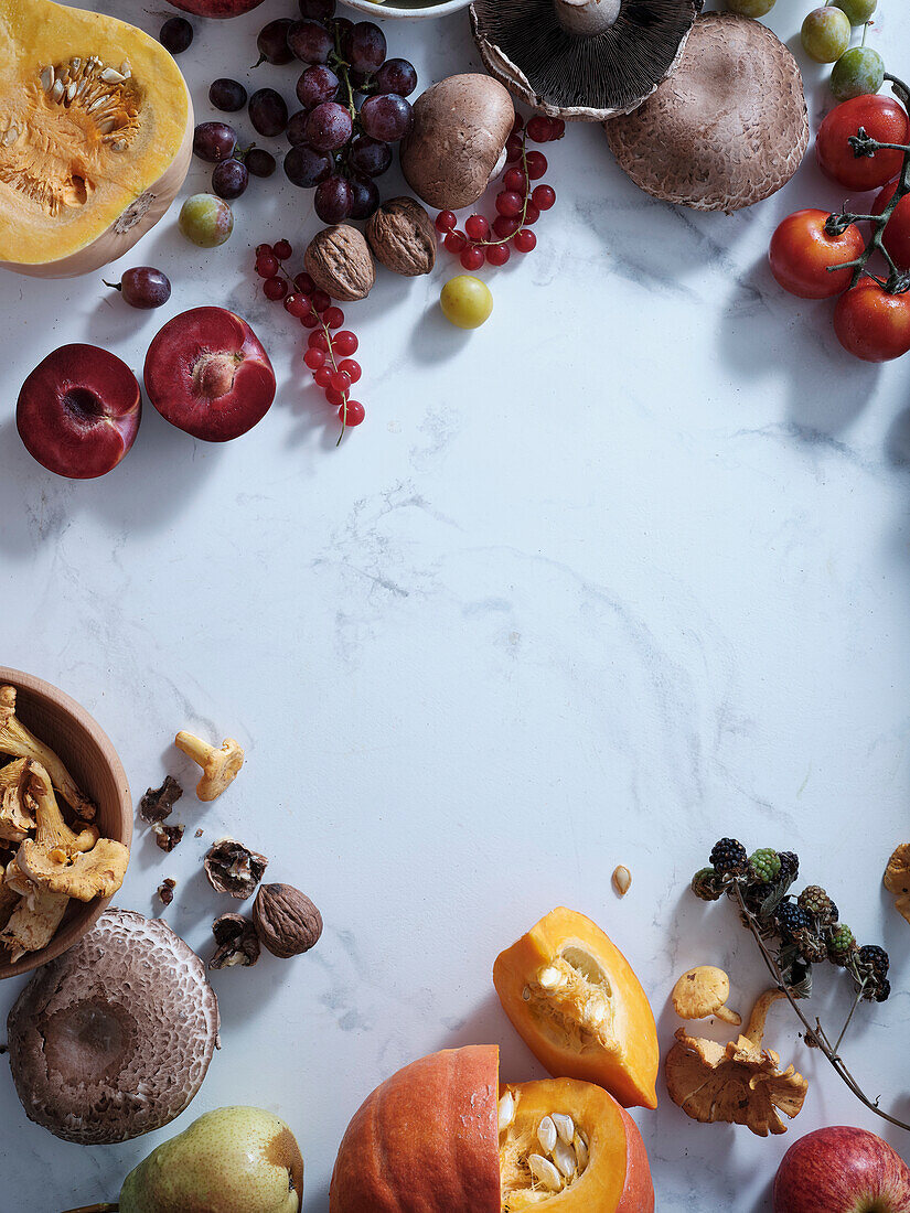 Gesundes vegetarisches Essen der Saison. Flache Platte mit Herbstgemüse, Obst und Pilzen vom örtlichen Markt mit Textfeld. Vegane Zutaten