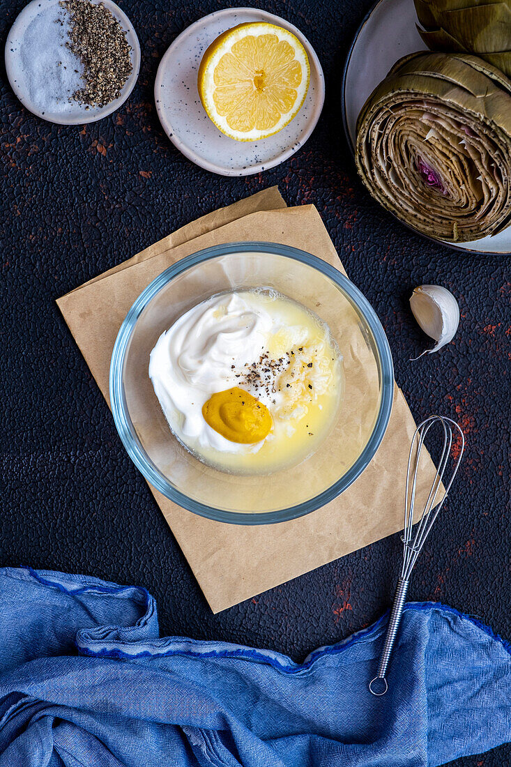 Joghurt, Mayonnaise, Senf, Zitronensaft, geriebener Knoblauch, Salz und Pfeffer in einer kleinen Rührschüssel