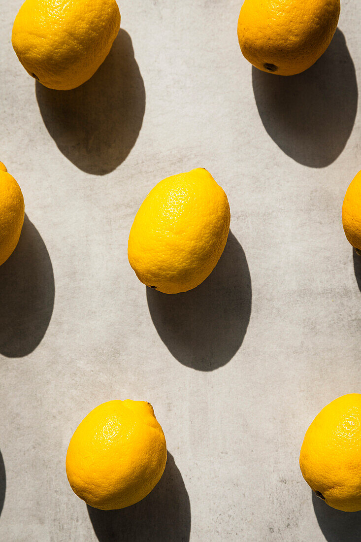 Ganze Zitronen in hartem Licht