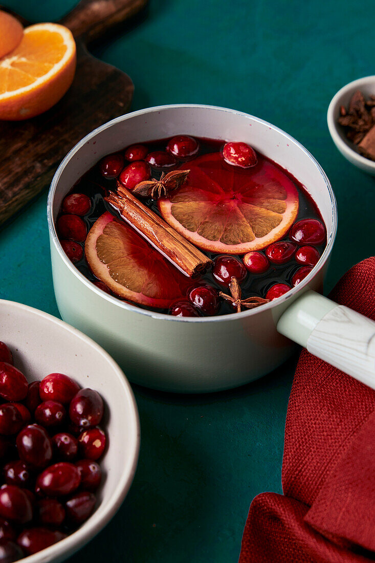 Glühweinzubereitung mit Orangen-Cranberries und Zimt