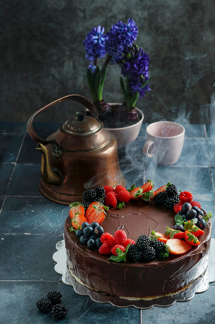 Schokoladenkuchen mit frischen Beeren