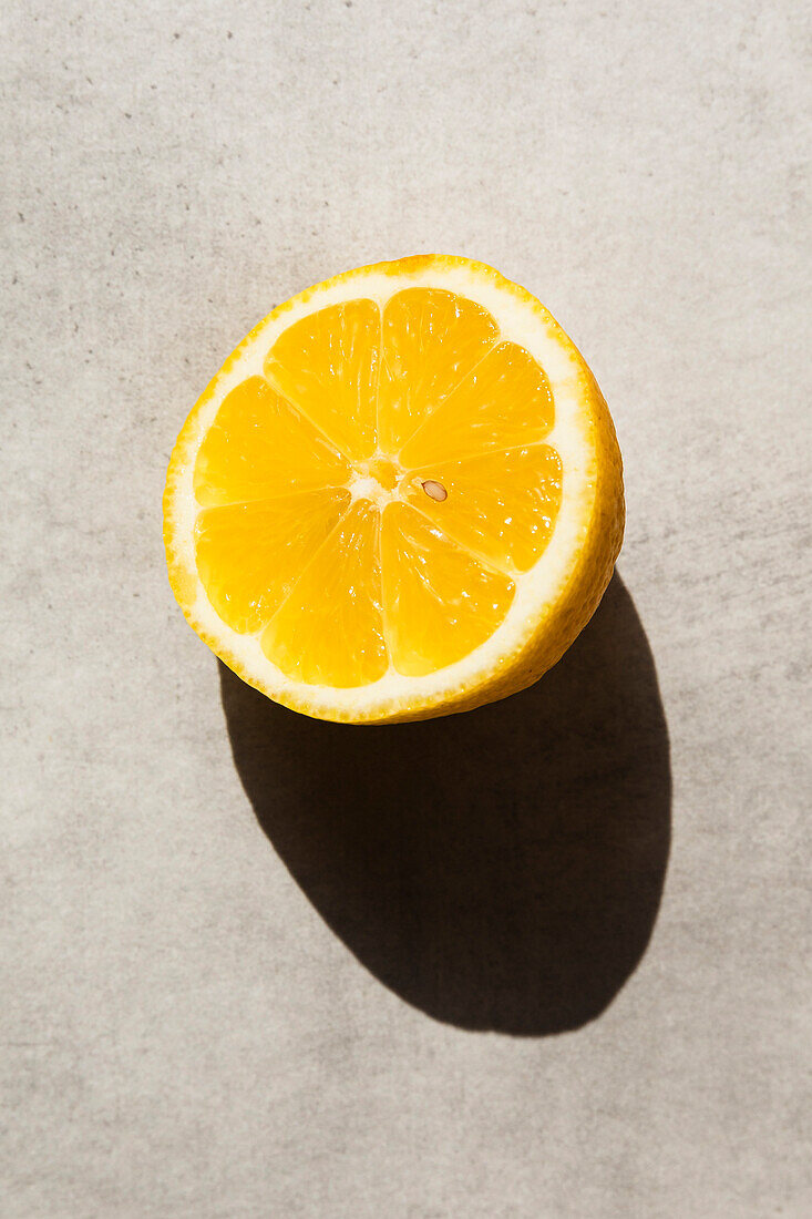 Eine halbe Zitrone in hartem Licht