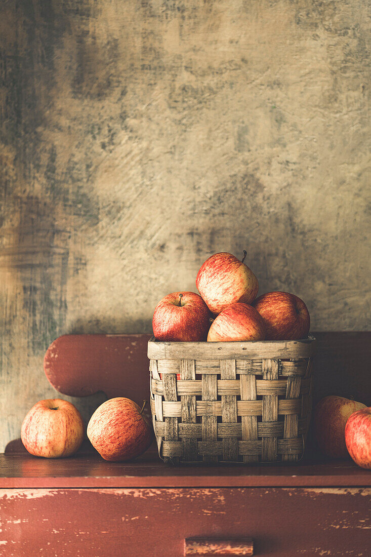 Äpfel in einem Korb in einer rustikalen Küche