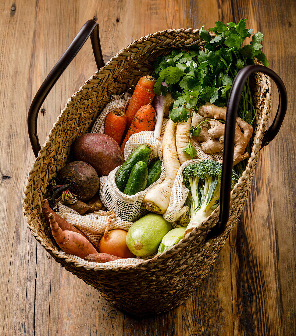 Waste-free lifestyle Plastic-free, environmentally friendly grocery shopping - vegetables in a reusable bag