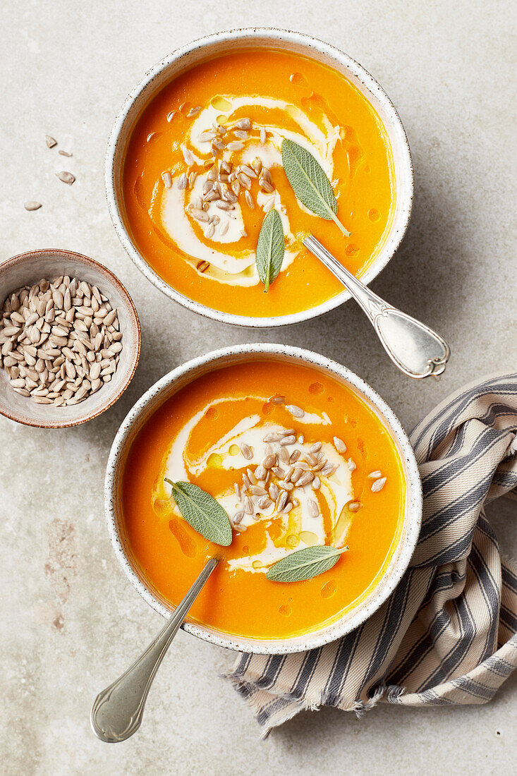 Karottensuppe mit Ingwer, bestreut mit Sonnenblumenkernen