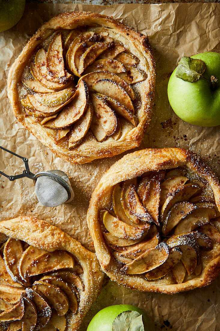 Apple galettes with green apples