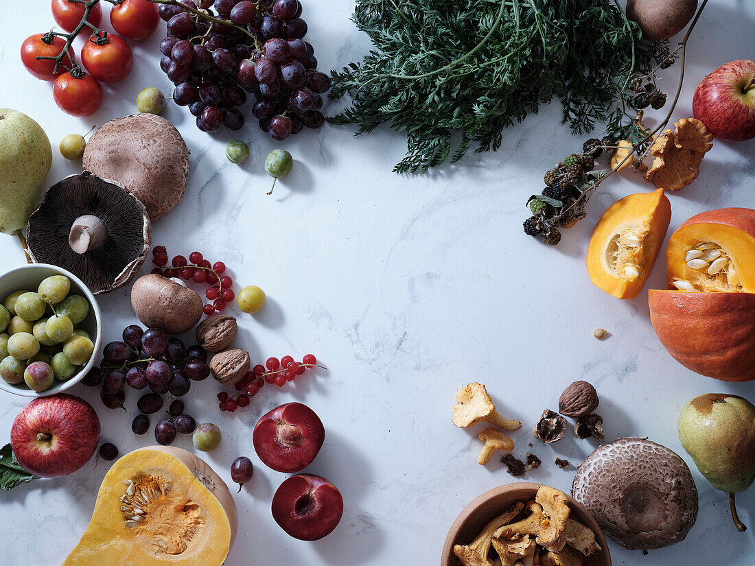 Gesundes vegetarisches Essen der Saison. Flache Platte mit Herbstgemüse, Obst und Pilzen vom örtlichen Markt mit Textfeld. Vegane Zutaten
