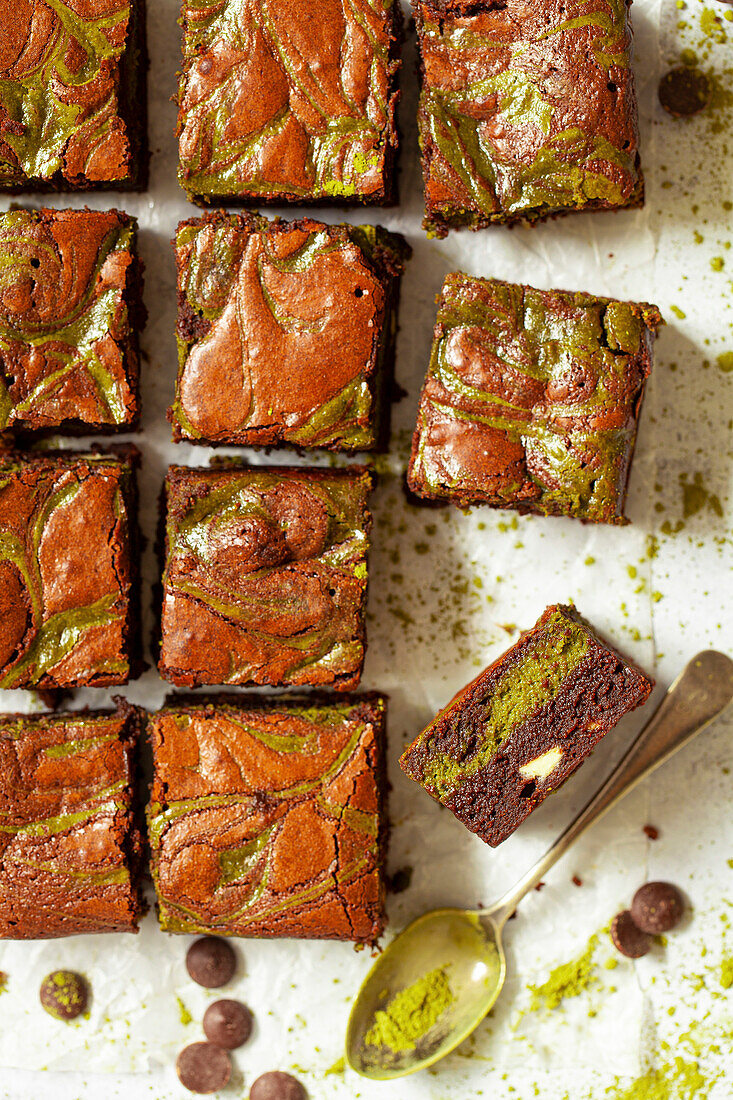 Reihen von Schokoladen-Brownies mit einem Matcha-Käsekuchenwirbel