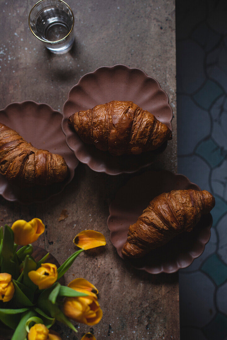 Croissants auf einem Tisch mit Blumen