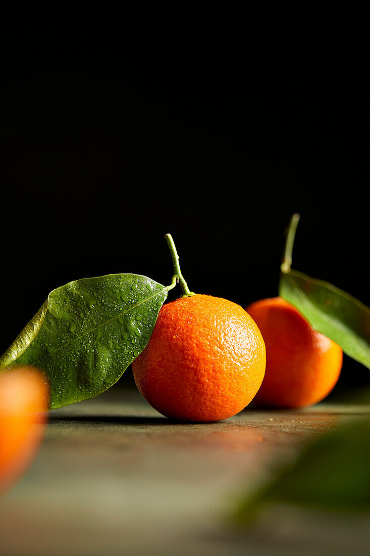 Mandarin-Orange auf dunklem Hintergrund