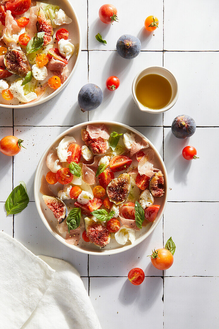 Salat aus Feigen, Proscuitto, Tomaten und Mozzarella