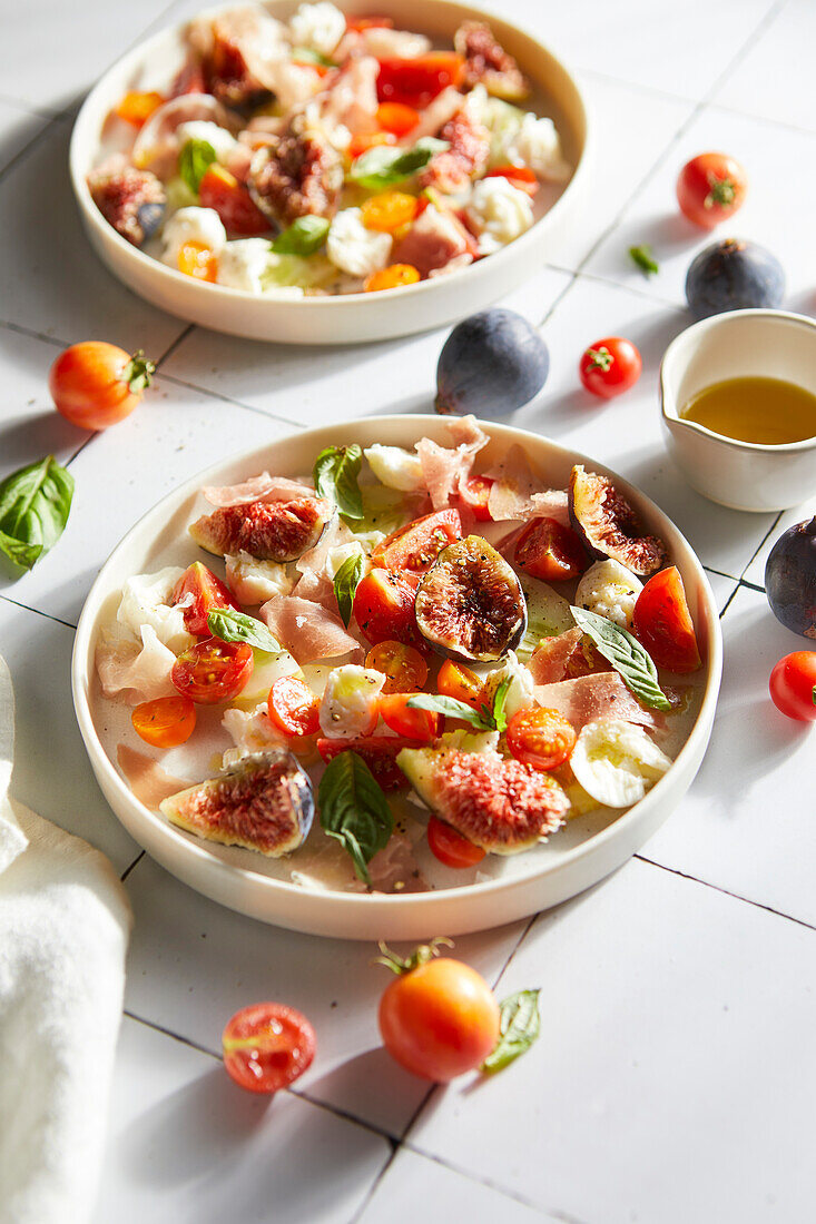 Salat aus Feigen, Proscuitto, Tomaten und Mozzarella