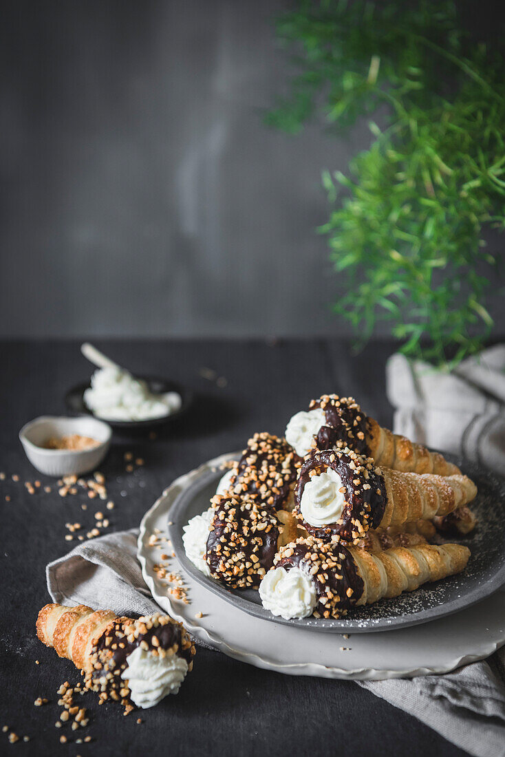 Hausgemachte Schokolade und frische Sahnehörnchen