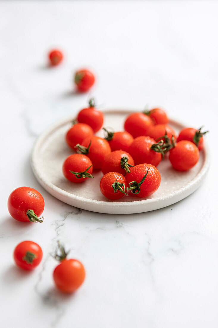 Kirschtomaten und Wassertröpfchen