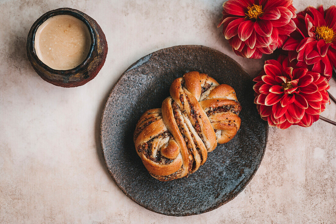 Kardamom-Brötchen auf einem Dessertteller aus Keramik