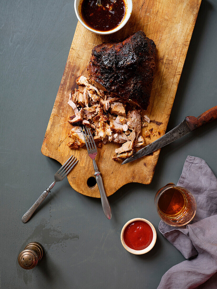 Abendessen mit Pulled Pork, Kartoffeln und Salat