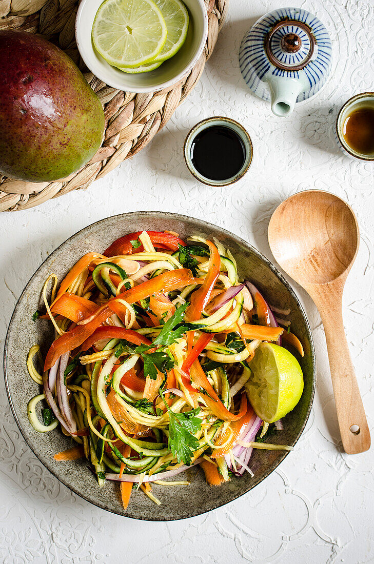 Thailändischer Mangosalat in einer Schüssel