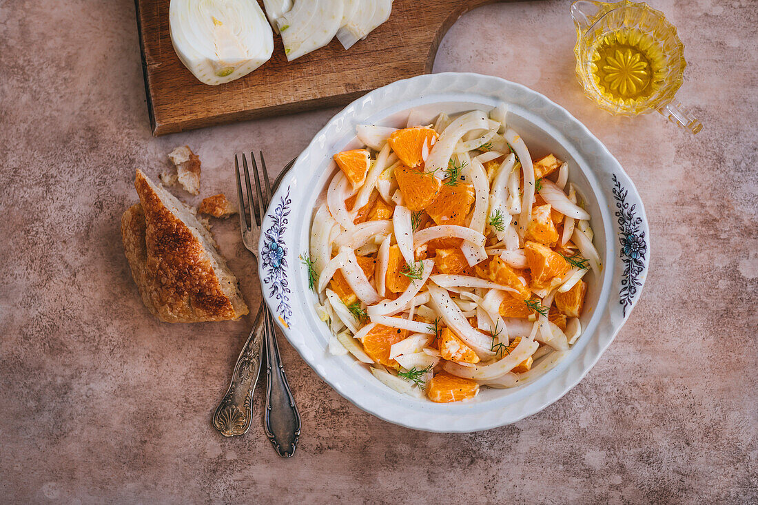 Roher Fenchel- und Orangensalat, serviert in einer Keramikschale