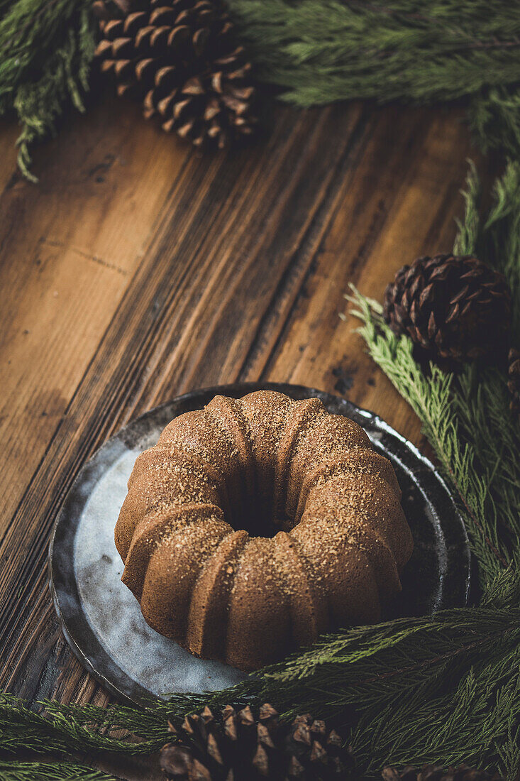 Bundt Cake auf einem Holztisch