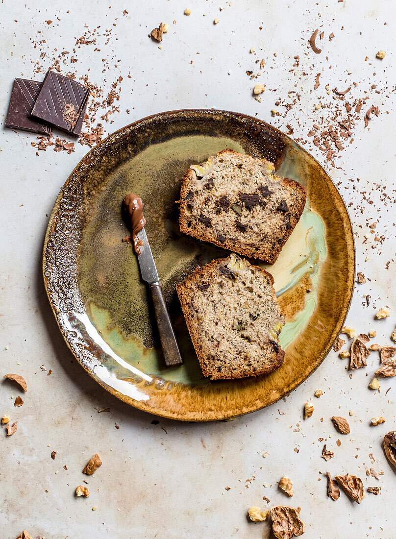 In Scheiben geschnittenes Bananenbrot auf einem Teller