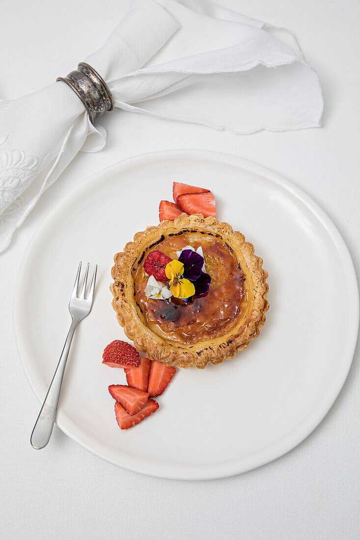 Toffee-Torte mit Beeren