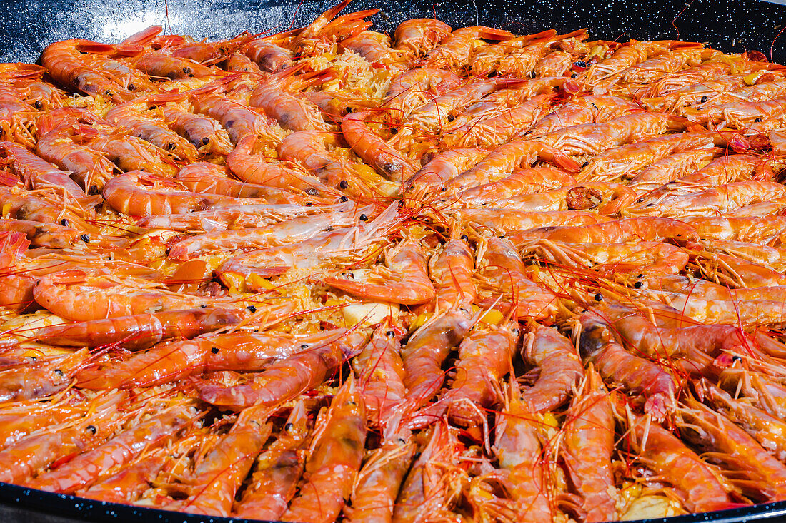 Hohe Winkel der köstlichen appetitlich rühren gebraten Tiger Shrimps Vorbereitung und sauteed in Butter-Sauce auf Metall Pfanne im Restaurant
