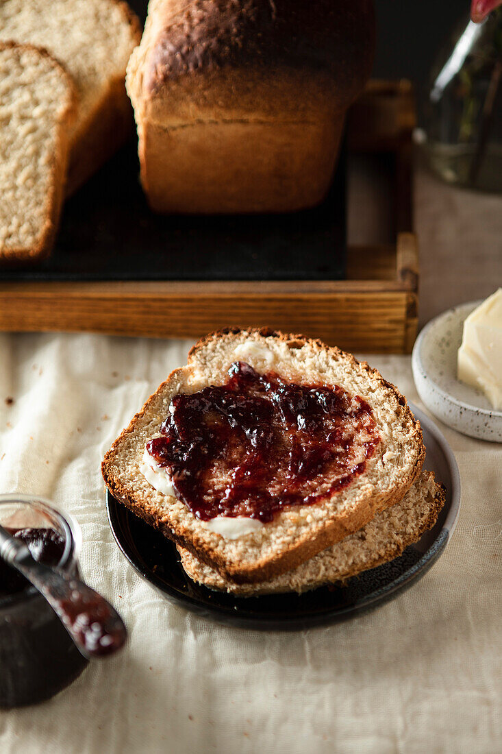 Toast mit Marmelade und Butter