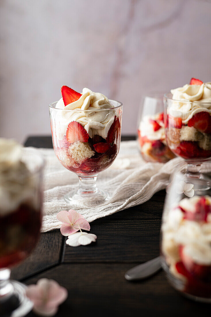Einzelne Erdbeerkuchen-Trifles in Dessertgläsern