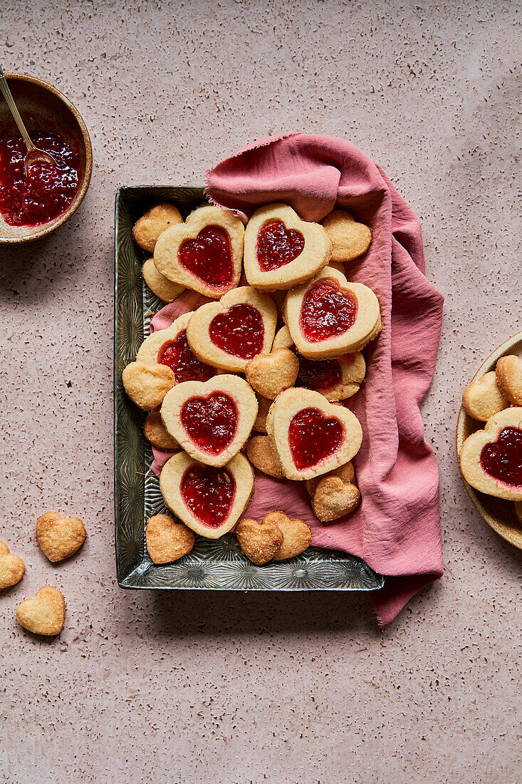 Valentinsmarmelade-Mürbegebäck auf einem Backblech