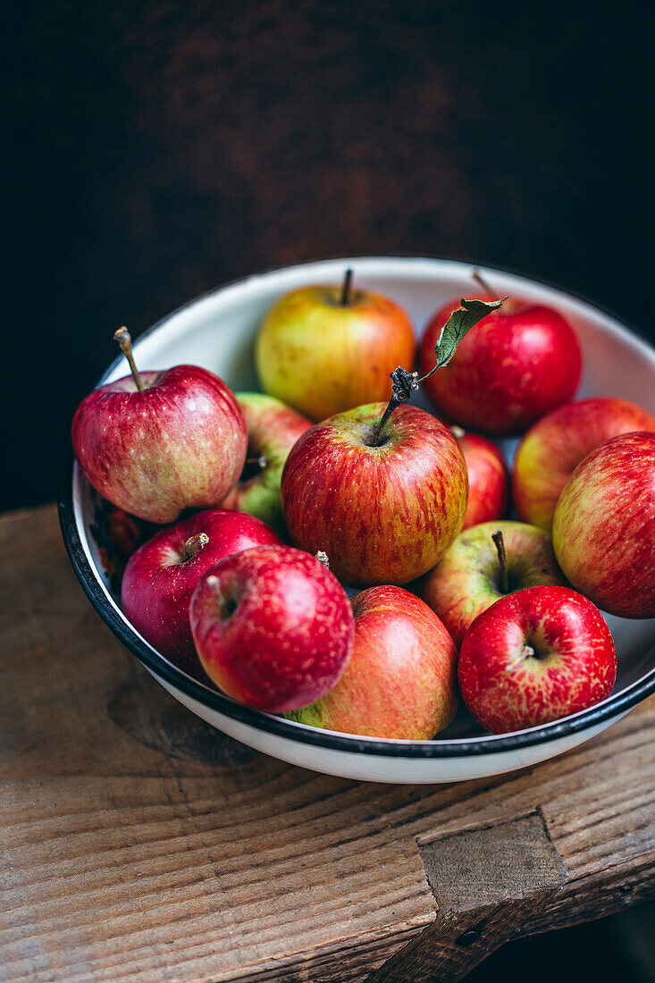 Frische reife rote Äpfel in einer Schale