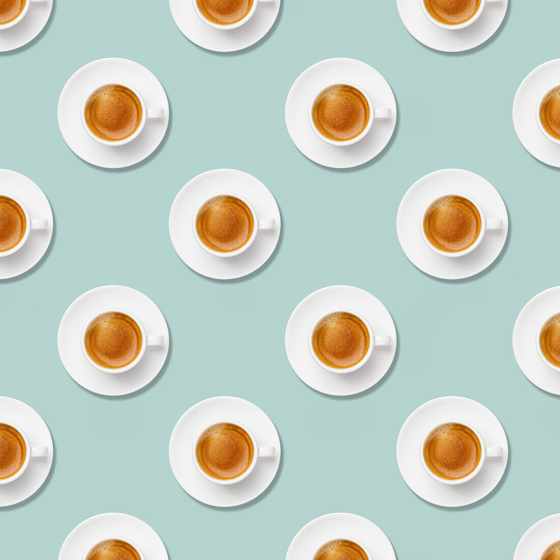 Kaffee-Muster. Tasse Kaffee auf blauem Hintergrund. Minimales Konzept, quadratische Komposition