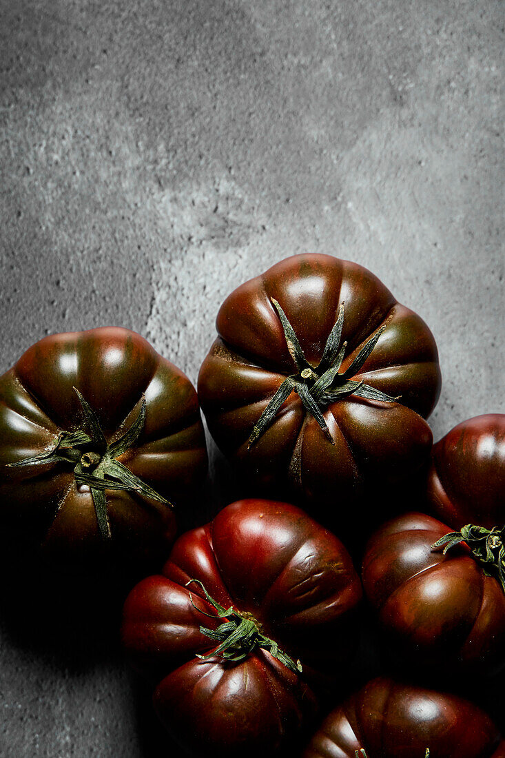 Marmonde-Tomaten auf grauem Hintergrund