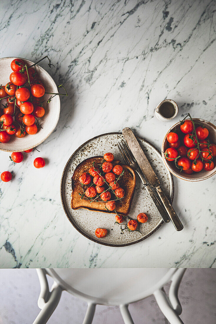 Toast mit gerösteten Tomaten auf einem Marmortisch