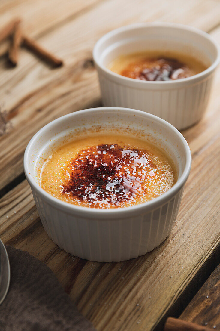 Crema Catalana Spanischer Custard auf einer hölzernen Küchenplatte