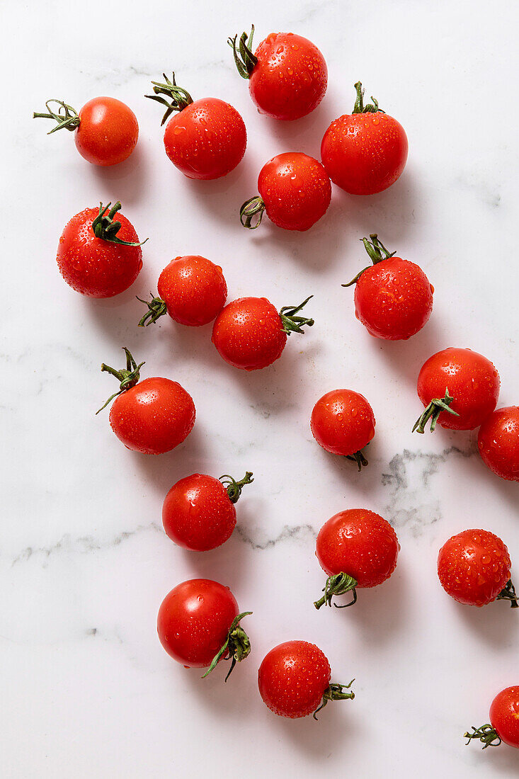 Kirschtomaten und Wassertröpfchen