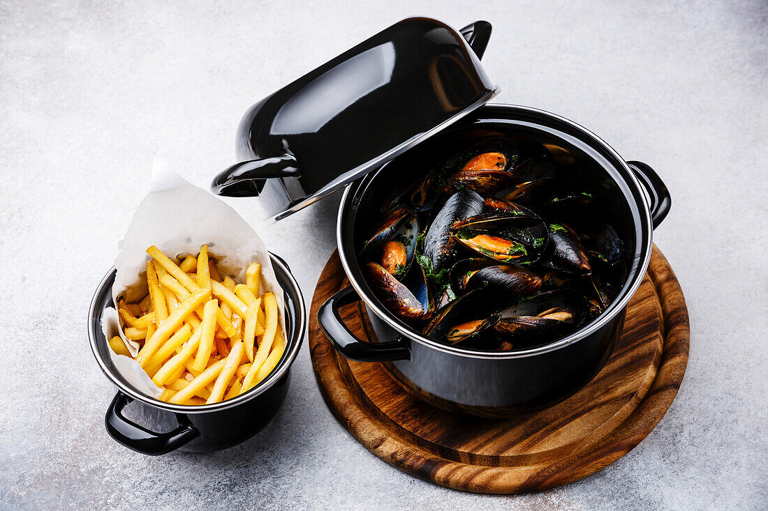 Mussels Mussels in black pan and French fries
