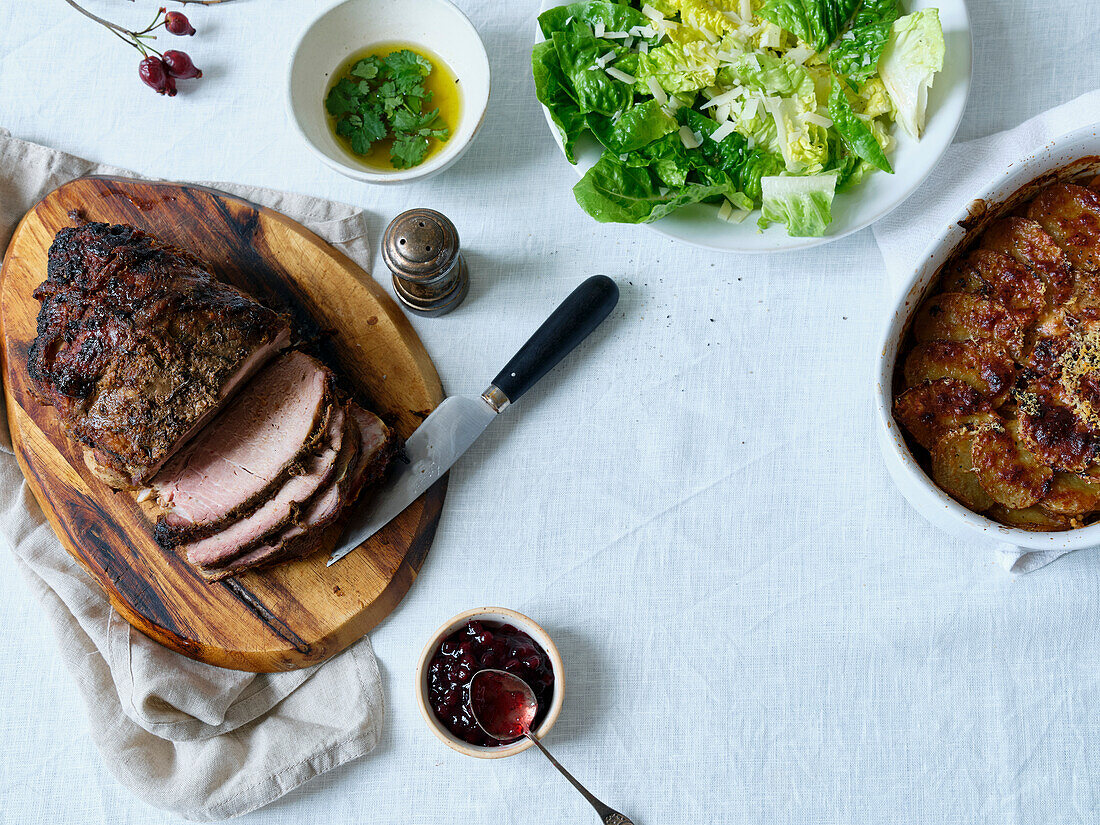 Abendessen mit langsam gebratenem Schweinefleisch, Kartoffeln und Salat. Flatlay mit Kopierbereich