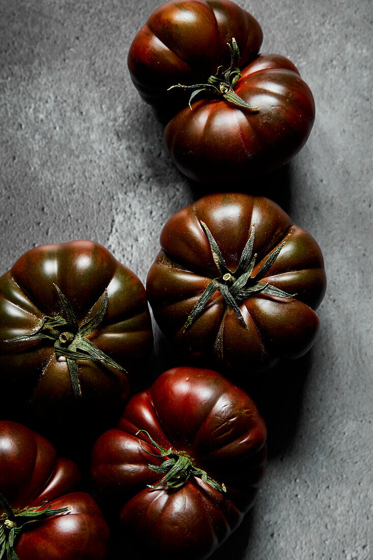 Marmonde-Tomaten auf grauem Hintergrund