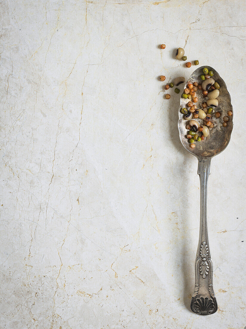 Kuhbohne, Sorghum und Mungobohne auf Löffel