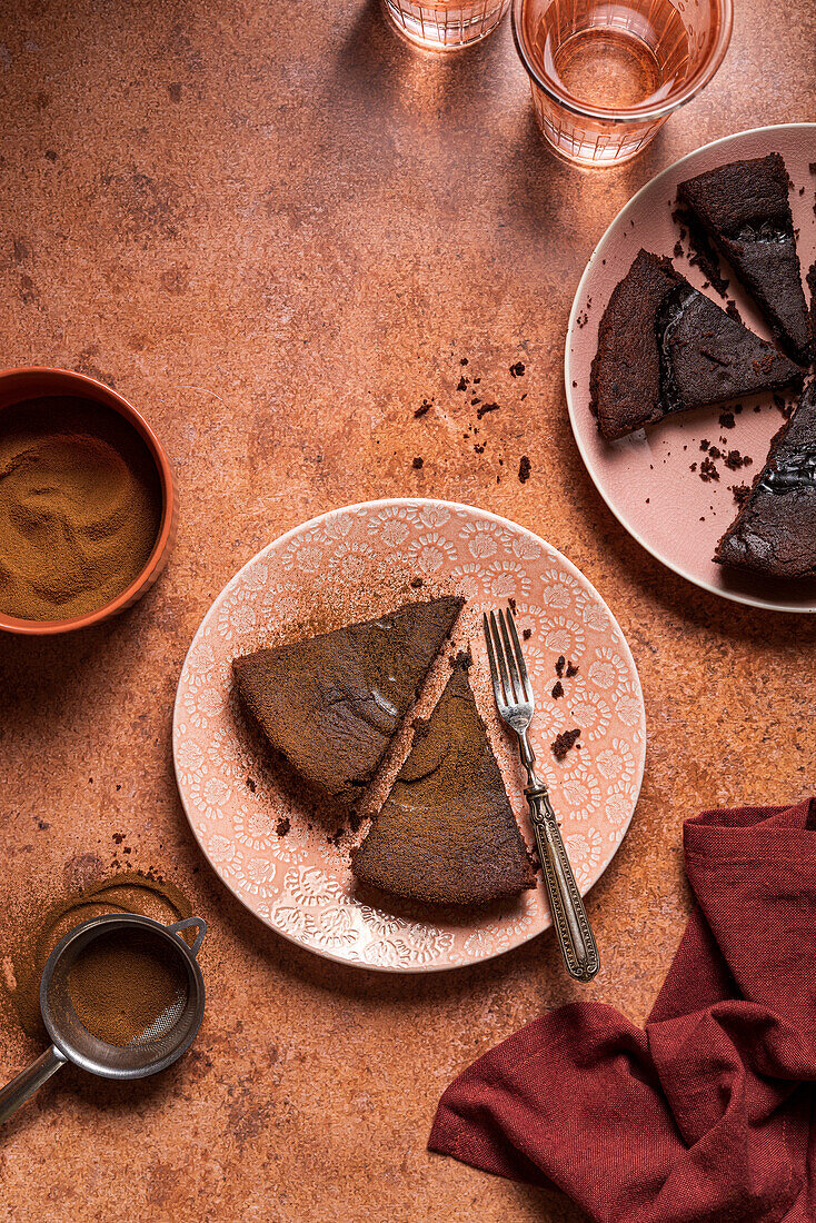 In Scheiben geschnittener Schokoladenkuchen mit Kakaopulver
