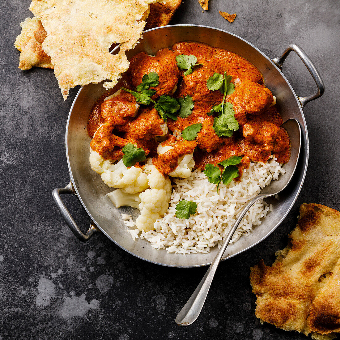 Blumenkohl-Curry und Reis auf grauem Hintergrund