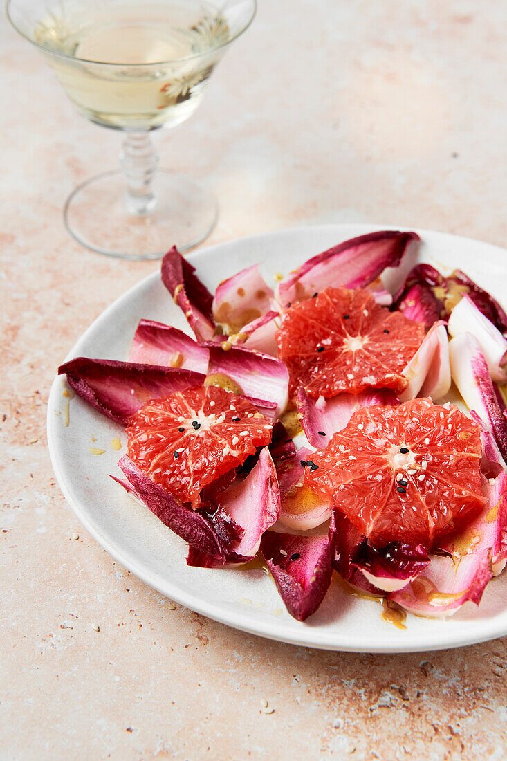 Endivien-Grapefruit-Salat mit Senfdressing und Weißwein