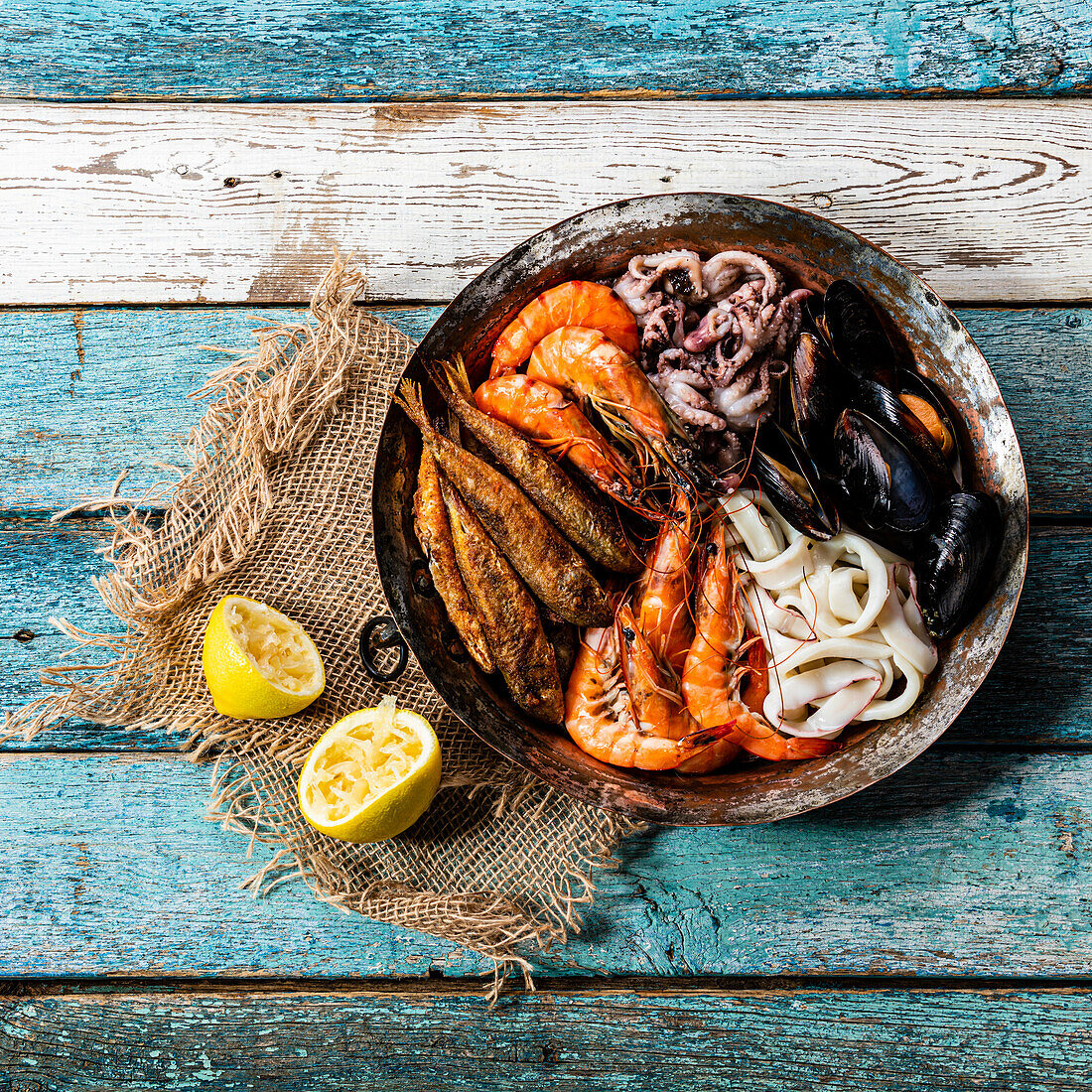 Mediterrane Meeresfrüchte-Platte - Garnelen, Muscheln, Tintenfischringe, Mini-Oktopus, gebratene Meeräsche