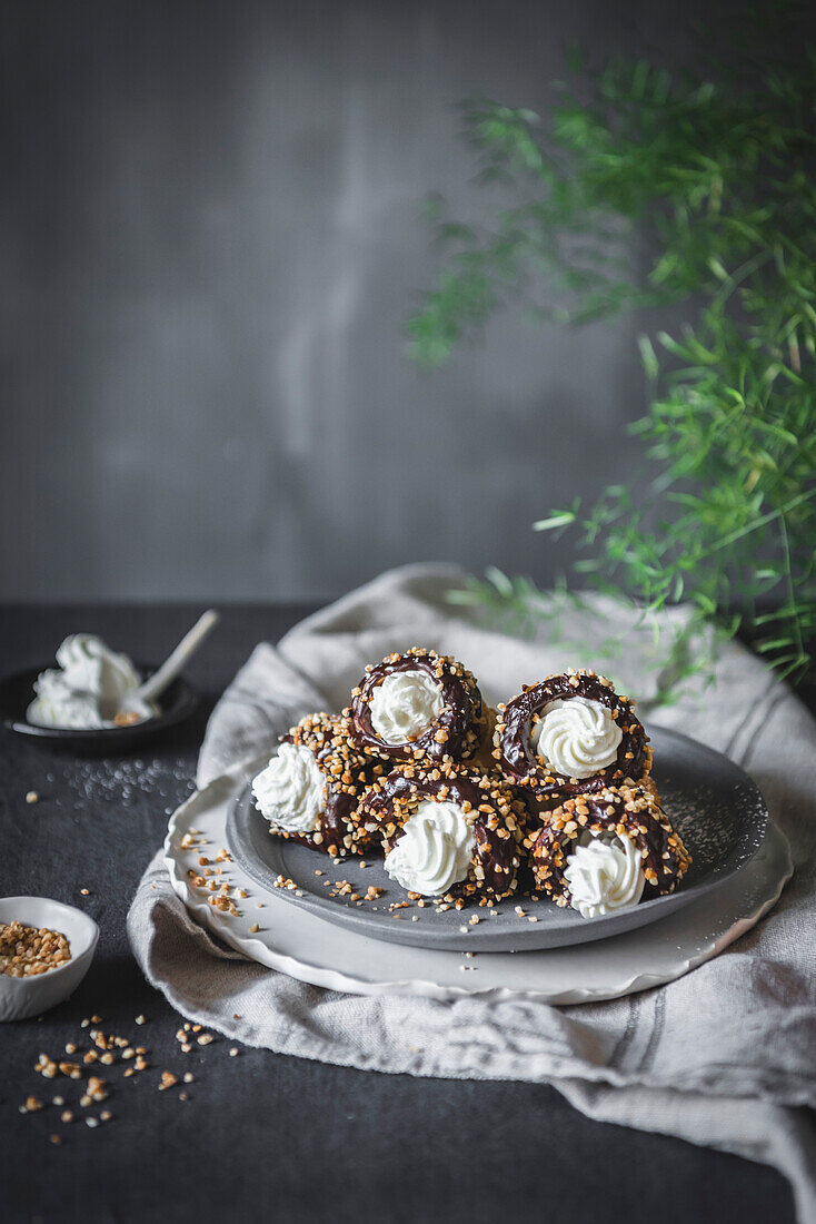 Hausgemachte Schokolade und frische Sahnehörnchen